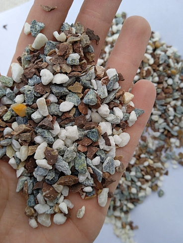 Kamenclub.ru: Мраморная крошка (щебень крошка микс : белый-черный-розовый) фр. 5-10 мм.  купить во Владимире мрамор белый, черный, розовый, разноцветный микс декоративная мраморная каменная крошка 12000 руб/т   фото КАМЕНЬ КЛУБ