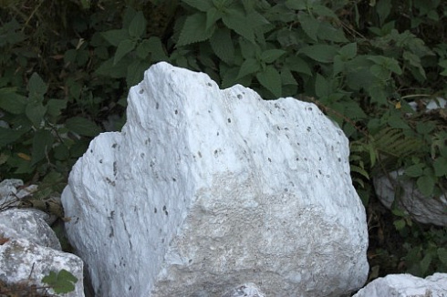 Kamenclub.ru: Мраморизированный известняк фр. 100-500 мм.  купить во Владимире известняк серый белый темно-серый сероватый валун природного образования окатанный 10500 руб/т   фото КАМЕНЬ КЛУБ