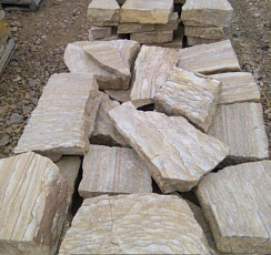 Kamenclub.ru: Песчаник пластушка желтый с рисунком (7-15 см)  купить во Владимире плитняк - пластушка - бут желтый песчаник 10200 руб/м3   фото КАМЕНЬ КЛУБ