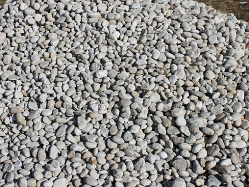 Kamenclub.ru: Галька речная окат (серо-белая) фр. 70-120 мм купить  во Владимире галька галечник бело-серая, серо-белая, серая, белая речная природная галька  8000 руб/т   фото КАМЕНЬ КЛУБ