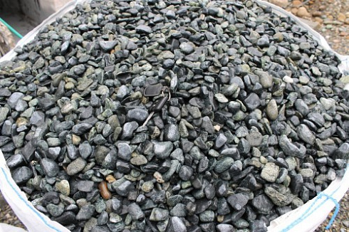 Kamenclub.ru: Щебень галтованный зеленый (змеевик) фр. 20-40 мм.  купить во Владимире мрамор зеленый, салатовый оголтованный щебень мраморный 12500 руб/т   фото КАМЕНЬ КЛУБ