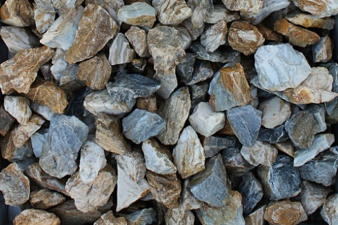 Kamenclub.ru: Мраморная крошка (щебень крошка медовый) фр. 20-40 мм.  купить во Владимире мрамор бежевый рыжий желтый ландшафтная мраморная крошка 12000 руб/т   фото КАМЕНЬ КЛУБ