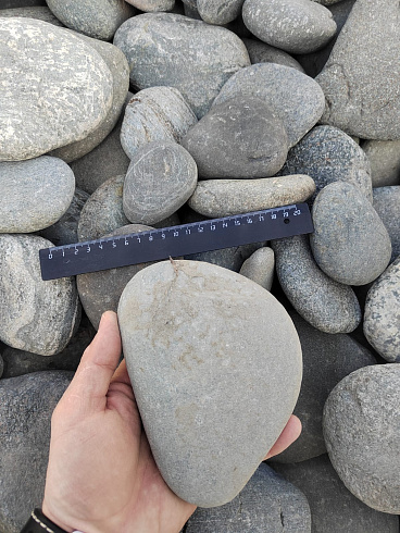 Kamenclub.ru: Галька речная плоская (ассорти) фр. 70-150 мм. купить  во Владимире галька галечник серый белый темно-серый синий светло-серый плоская природная галька  9000 руб/т   фото КАМЕНЬ КЛУБ