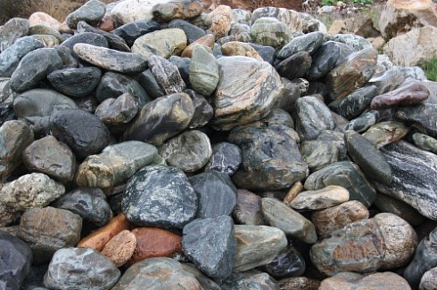 Kamenclub.ru: Ландшафтные валунчики фр.100-500 мм.  купить во Владимире крупный природный камень серый, темно-серый, светло-серый речной валун крупный 4800 руб/т   фото КАМЕНЬ КЛУБ