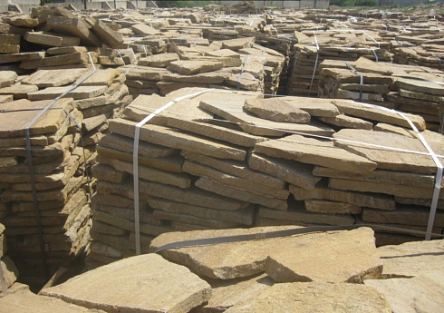 Kamenclub.ru: Песчаник пластушка желтый с рисунком (3 см)  купить во Владимире песчаник желтый с рисунком, рыжий, желтый песчаник пластушка ландшафтная рваная 8 500 руб/м3   фото КАМЕНЬ КЛУБ