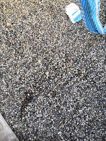 Kamenclub.ru: Галька речная окат (серая) фр.3-5 мм купить  во Владимире галька речная серая бежевый темно-серый окатанный речной камень округлый 9500 руб/т   фото КАМЕНЬ КЛУБ
