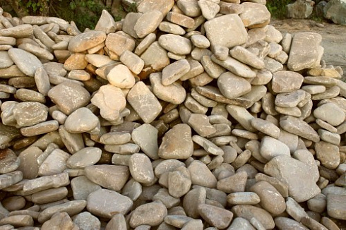 Kamenclub.ru: Песчаник для мощения дорожек, площадок, парковок ( фр 5-10 см)  купить во Владимире песчаник  серый желтый коричневый рыжий песчаник оголтованный окатанный 6500 руб/т   фото КАМЕНЬ КЛУБ