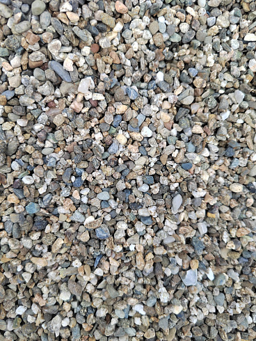 Kamenclub.ru: Галька речная окат (серая) фр.3-5 мм купить  во Владимире галька речная серая бежевый темно-серый окатанный речной камень округлый 9500 руб/т   фото КАМЕНЬ КЛУБ