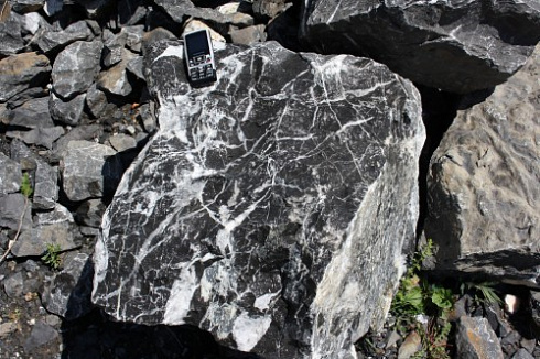 Kamenclub.ru: Черный мрамор скальник фр. 1000-1500 мм.  купить во Владимире мрамор черный белый серый крупный колотый валун ландшафтный 9000 руб/т   фото КАМЕНЬ КЛУБ