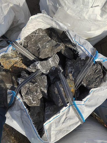 Kamenclub.ru: Черный мрамор скальник фр. 100-500 мм.  купить во Владимире мрамор черный белый серый крупный колотый валун ландшафтный 8500 руб/т   фото КАМЕНЬ КЛУБ