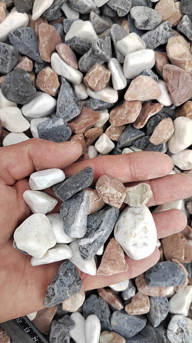 Kamenclub.ru: Мраморная крошка (щебень галтованный микс:белый-зеленый-розовый) фр.20-40 мм.  купить во Владимире мрамор белый, зеленый, розовый мрамор декоративный (галтовка) 15500 руб/т   фото КАМЕНЬ КЛУБ