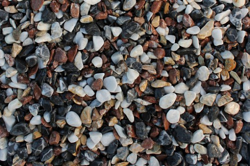 Kamenclub.ru: Мраморная крошка (щебень крошка микс : белый-черный-розовый) фр. 5-10 мм.  купить во Владимире мрамор белый, черный, розовый, разноцветный микс декоративная мраморная каменная крошка 12000 руб/т   фото КАМЕНЬ КЛУБ