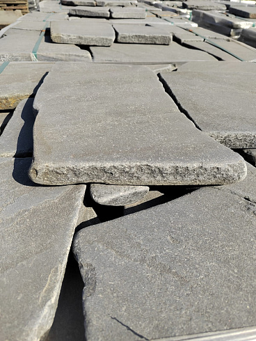 Kamenclub.ru: Песчаник пластушка светло-серый (4,0 - 6,0 см)  купить во Владимире плитняк - пластушка светло-серый песчаник 12600 руб/м3   фото КАМЕНЬ КЛУБ