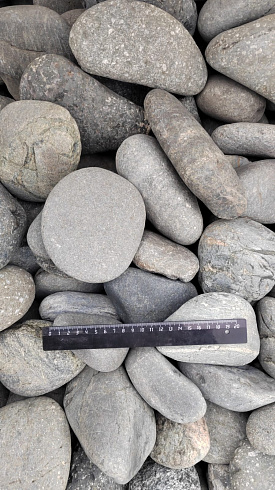 Kamenclub.ru: Галька речная окат (темно-серая) фр. 70-150 мм. купить  во Владимире галька речная темно-серая, синяя, серая речная галька округлая  8000 руб/т   фото КАМЕНЬ КЛУБ