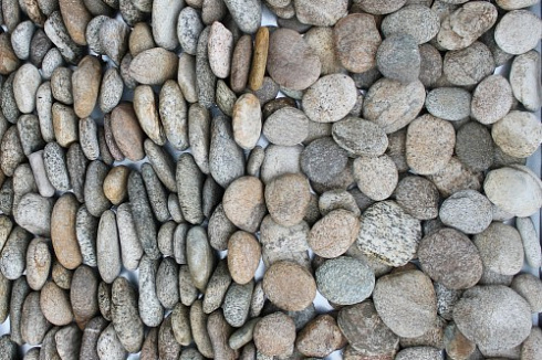 Kamenclub.ru: Галька речная плоская (серо-белая) фр. 70-120 мм. купить  во Владимире галька галечник речной серый, белый окатанная плоская  природная галька 9000 руб/т   фото КАМЕНЬ КЛУБ