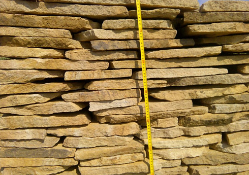 Kamenclub.ru: Песчаник пластушка желтый с разводом под дерево (2 см)  купить во Владимире плитняк желтый с разводами, желтый, рыжий, серый песчаник пластушка рваная ландшафтная 11 000 руб/м3   фото КАМЕНЬ КЛУБ