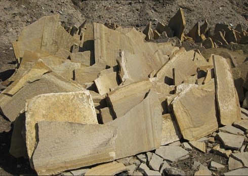 Kamenclub.ru: Форматный камень (плаха) пошаговая дорожка от 70-150 см (4 -12 см)  купить во Владимире плитняк  форматный плаха желтый песчаник 9 000 руб/т   фото КАМЕНЬ КЛУБ