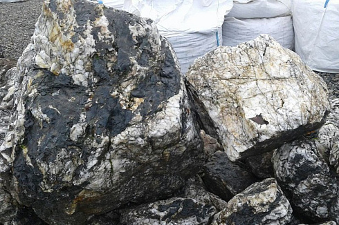 Kamenclub.ru: Черный гранит - кварцит фр. 100-500 мм.  купить во Владимире мрамор гранит черный с белыми прожилками, серый, белый валун скальный колотый 7000 руб/т   фото КАМЕНЬ КЛУБ