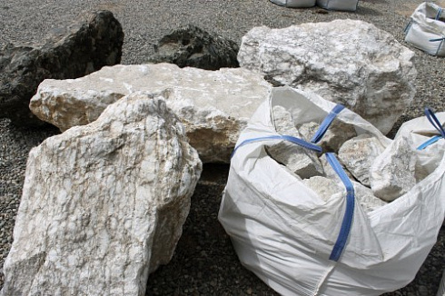 Kamenclub.ru: Мраморизированный известняк фр. 100-500 мм.  купить во Владимире известняк серый белый темно-серый сероватый валун природного образования окатанный 10500 руб/т   фото КАМЕНЬ КЛУБ