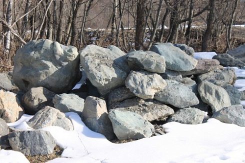 Kamenclub.ru: Гранит скальник (серо-зеленый) фр. 500-1500 мм.  купить во Владимире гранит мрамор  серый зеленый темно-серый глыба скальная колотая ландшафтная 7 500 руб/т   фото КАМЕНЬ КЛУБ