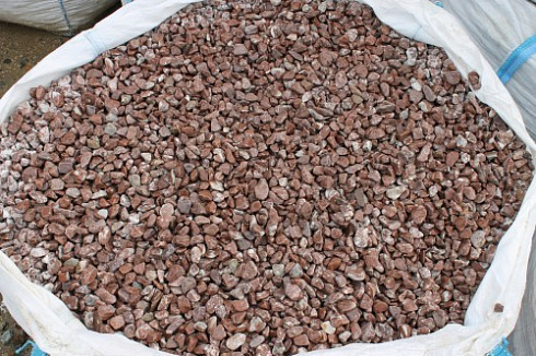 Kamenclub.ru: Мраморная крошка (щебень галтованный розовый) фр.10-20 мм.  купить во Владимире мрамор розовый, красный ландшафтный декоративный окатанный округлый щебень 15000 руб/т   фото КАМЕНЬ КЛУБ