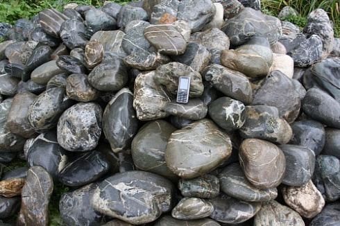 Kamenclub.ru: Валунчик Паутинник фр.100-300 мм  купить во Владимире крупный природный камень галечник темно-серый с прожилками белый черный речной валунчик 5000 руб/т   фото КАМЕНЬ КЛУБ