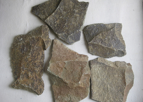 Kamenclub.ru: Песчаник пластушка "фонтанка" серо-зеленая (3,0-5,0 см)  купить во Владимире песчаник серо-зеленая колотые плитки облицовочные пластушки 11400 руб/м3   фото КАМЕНЬ КЛУБ