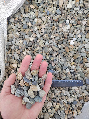 Kamenclub.ru: Галька речная окат (серая) фр.10-20 мм купить  во Владимире галька речная серая, серый, темно-серый, светло-серый, коричневый ландшафтная декоративная речная окатанная округлая галька 5000 руб/т   фото КАМЕНЬ КЛУБ
