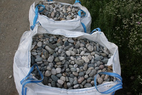 Kamenclub.ru: Галька речная окат (ассорти) фр. 50-100 мм. купить  во Владимире галька природная округлая серая белая черная серая коричневая синяя галька речная окатанная округлая 6200 руб/т   фото КАМЕНЬ КЛУБ