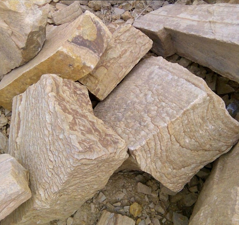 Kamenclub.ru: Песчаник пластушка желтый с рисунком (7-15 см)  купить во Владимире плитняк - пластушка - бут желтый песчаник 10200 руб/м3   фото КАМЕНЬ КЛУБ