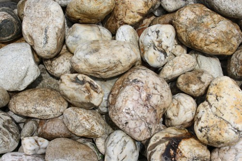 Kamenclub.ru: Кварцевый валунчик фр.100-300 мм.  купить во Владимире кварц белый, бежевый молочный рыжий крупный природный камень галечник 7850 руб/т   фото КАМЕНЬ КЛУБ