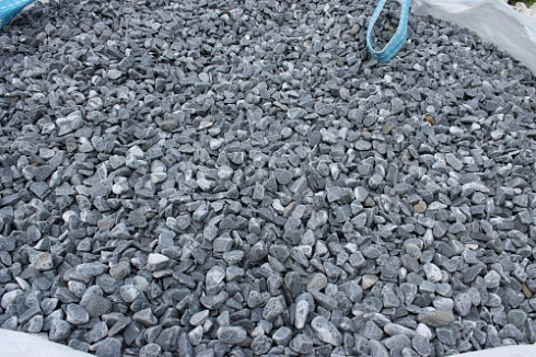 Kamenclub.ru: Щебень галтованный черный (мрамор) фр.10-20 мм.  купить во Владимире мрамор черный с белыми прожилками, черный, белый окатанный округлый ландшафтный декоративный щебень 15000 руб/т   фото КАМЕНЬ КЛУБ