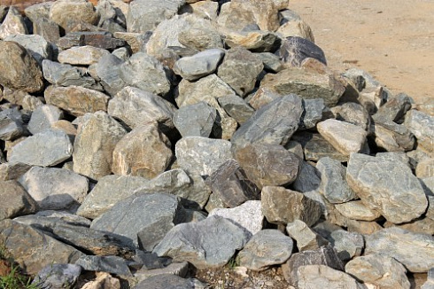 Kamenclub.ru: Гранит скальник (серо-зеленый) фр. 100-500 мм.  купить во Владимире гранит зеленый, серый, салатовый крупный ландшафтный валун 6 000 руб/т   фото КАМЕНЬ КЛУБ