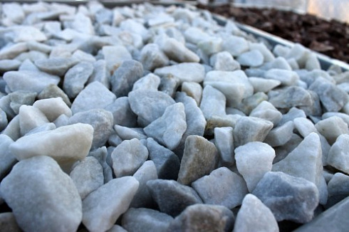 Kamenclub.ru: Мраморная крошка, щебень, цвет-белый,  фр. 20-40 мм.  купить во Владимире мрамор белый молочный слоновая кость айвори  мраморная крошка ландшафтная 12000 руб/т   фото КАМЕНЬ КЛУБ