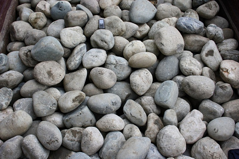 Kamenclub.ru: Темно-серый валунчик фр.100-300 мм.  купить во Владимире крупный природный камень серый, темно-серый, светло-серый речная галька большого размера окатанная 4500 руб/т   фото КАМЕНЬ КЛУБ