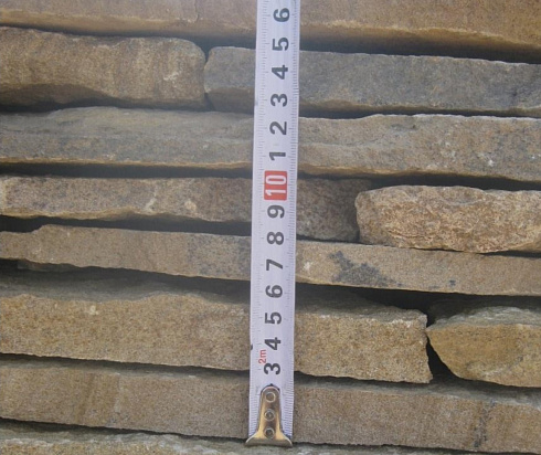 Kamenclub.ru: Песчаник пластушка желтый с разводом под дерево (2 см)  купить во Владимире плитняк желтый с разводами, желтый, рыжий, серый песчаник пластушка рваная ландшафтная 11 000 руб/м3   фото КАМЕНЬ КЛУБ