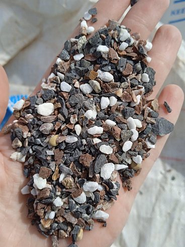 Kamenclub.ru: Мраморная крошка (щебень галтованный микс:: белый-черный) фр.5-10 мм  купить во Владимире мрамор белый, черный, молочный, серый галтовка мраморная окатанная декоративная ландшафтная 15500 руб/т   фото КАМЕНЬ КЛУБ