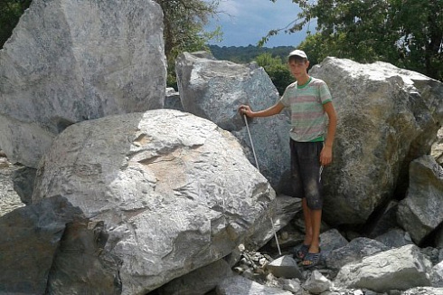 Kamenclub.ru: Змеевик скальник фр. 500-1500 мм.  купить во Владимире змеевик зеленый серый черный глыба скальная колотая 7500 руб/т   фото КАМЕНЬ КЛУБ