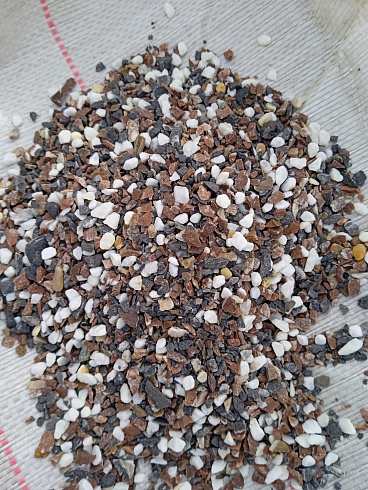 Kamenclub.ru: Мраморная крошка (щебень крошка микс : белый-черный-розовый) фр. 5-10 мм.  купить во Владимире мрамор белый, черный, розовый, разноцветный микс декоративная мраморная каменная крошка 12000 руб/т   фото КАМЕНЬ КЛУБ