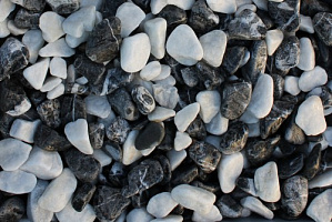 Kamenclub.ru: Мраморная крошка (щебень галтованный микс:: белый-черный) фр.20-40 мм  купить во Владимире мрамор белый, черный мраморный галтованный щебень 15500 руб/т   фото КАМЕНЬ КЛУБ