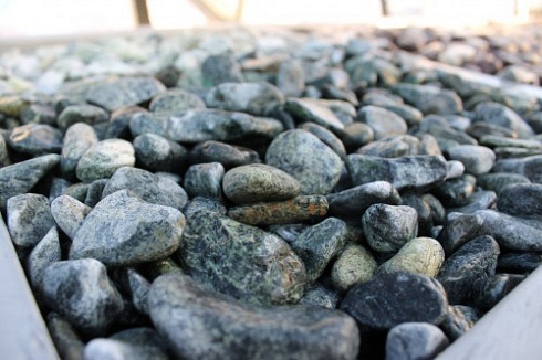 Kamenclub.ru: Щебень галтованный зеленый (змеевик) фр. 20-40 мм.  купить во Владимире мрамор зеленый, салатовый оголтованный щебень мраморный 12500 руб/т   фото КАМЕНЬ КЛУБ