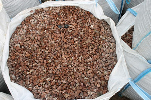 Kamenclub.ru: Мраморная крошка (щебень крошка розовый) фр. 10-20 мм.  купить во Владимире мрамор розовый, красный каменная декоративная крошка ландшафтная 11000 руб/т   фото КАМЕНЬ КЛУБ