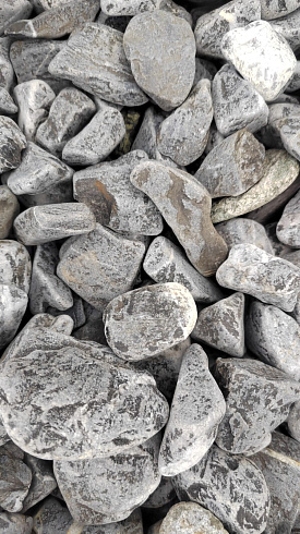Kamenclub.ru: Щебень галтованный черный (мрамор) фр.40-70 мм.  купить во Владимире мрамор черный с белыми прожилками, черный, белый щебень галтованный округлый 13500 руб/т   фото КАМЕНЬ КЛУБ