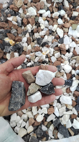 Kamenclub.ru: Мраморная крошка (щебень крошка микс : белый-черный-розовый) фр. 20-40 мм.  купить во Владимире мрамор белый, черный, розовый декоративная ландшафтная крошка 12000 руб/т   фото КАМЕНЬ КЛУБ