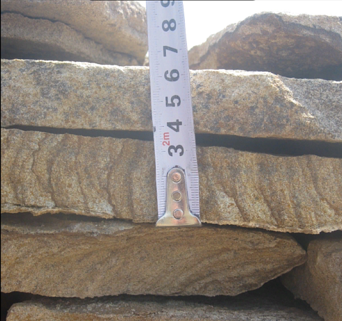 Kamenclub.ru: Песчаник пластушка желтый с рисунком (3 см)  купить во Владимире песчаник желтый с рисунком, рыжий, желтый песчаник пластушка ландшафтная рваная 8 500 руб/м3   фото КАМЕНЬ КЛУБ