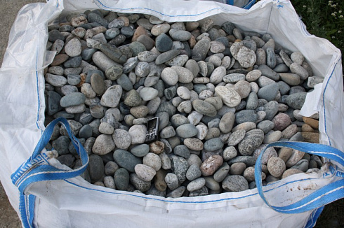 Kamenclub.ru: Галька речная окат (серая) фр.40-60 мм купить  во Владимире галька речная серый бежевый рыжий коричневый округлый речной камень 5000 руб/т   фото КАМЕНЬ КЛУБ