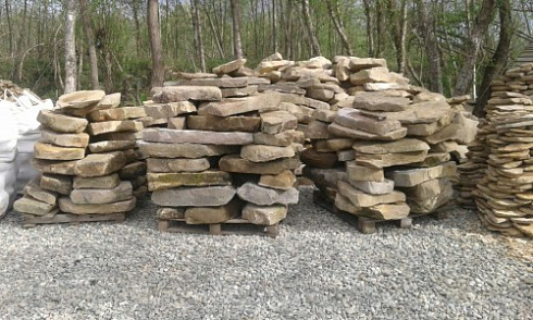 Kamenclub.ru: Песчаник плиты - плахи - пошаговые дорожки (фр. 70-150 мм)  купить во Владимире песчаник серый бежевый желтый зеленый колотый песчаник строительный 6500 руб/т   фото КАМЕНЬ КЛУБ