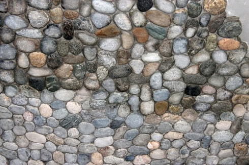 Kamenclub.ru: Галька речная плоская (ассорти) фр. 70-150 мм. купить  во Владимире галька галечник серый белый темно-серый синий светло-серый плоская природная галька  9000 руб/т   фото КАМЕНЬ КЛУБ