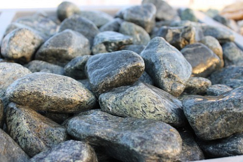 Kamenclub.ru: Щебень галтованный зеленый (змеевик) фр. 50-100 мм.  купить во Владимире галтовка мраморная зеленый, салатовый мрамор 12 500 руб/т   фото КАМЕНЬ КЛУБ