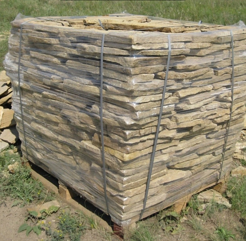 Kamenclub.ru: Песчаник пластушка желтый с рисунком (3 см)  купить во Владимире песчаник желтый с рисунком, рыжий, желтый песчаник пластушка ландшафтная рваная 8 500 руб/м3   фото КАМЕНЬ КЛУБ